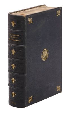 un livre noir orné de bordures dorées et d'un emblème doré