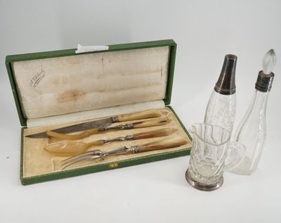 une bouteille en verre contenant un couteau et une salière en verre