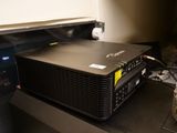 un ordinateur portable posé sur un bureau noir
