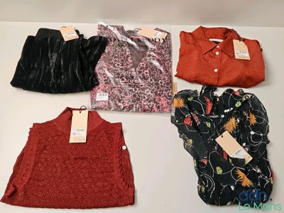 quatre types de vêtements différents exposés sur une table