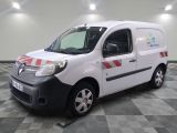 la photo d'une camionnette blanche garée dans un garage