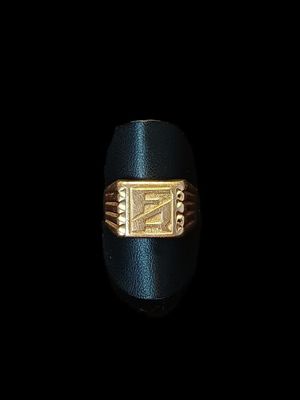 gros plan d'une bague en or sur fond noir