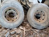 deux pneus posés l'un à côté de l'autre sur un tas de bois