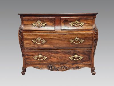 une commode ancienne en bois avec des poignées en laiton