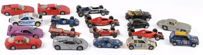 un grand nombre de voitures-jouets qui se trouvent sur la table