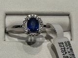 l'image d'une bague contenant une pierre bleue