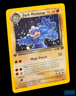 une photo d'une carte Pokémon sur laquelle figure l'image d'un personnage Pokémon