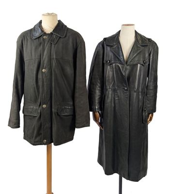 une paire de vestes en cuir noir posées sur un présentoir pour mannequin