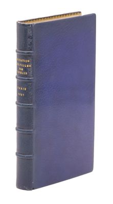 un vieux livre bleu posé sur une table, devant un fond blanc