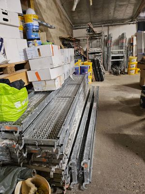 une pièce avec beaucoup de cartons et des cartons sur le sol