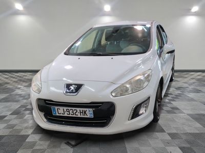 la photo d'une voiture blanche garée dans une salle d'exposition