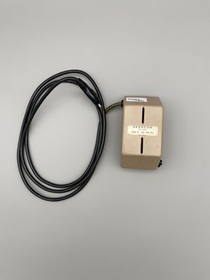 un gros plan d'un appareil électronique posé sur une surface blanche