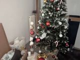 un petit sapin de Noël dans une boîte, à côté d'un sapin de Noël