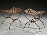 paire de tabourets en fer et en bois aux pieds ajourés