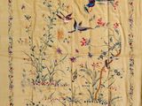 une image représentant un tissu jaune orné d'oiseaux et de fleurs