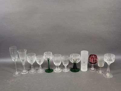 beaucoup de verres à vin et un vase sur la table