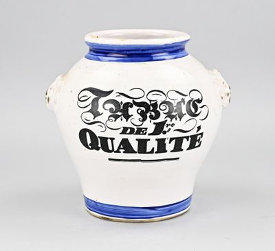 un vase blanc et bleu avec une inscription noire dessus
