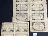 six vieux billets de banque sont posés sur une table noire