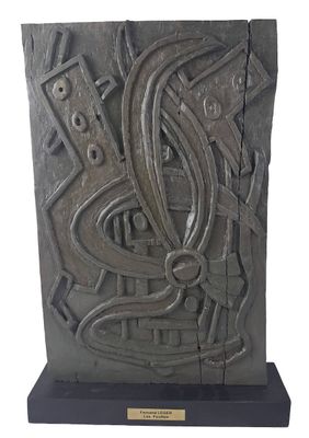 sculpture de style celtique sur un bloc de pierre, avec une plaque au centre