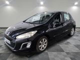 la voiture noire est garée dans le garage sur un sol en damier