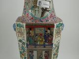 un vase avec un tableau posé sur une table