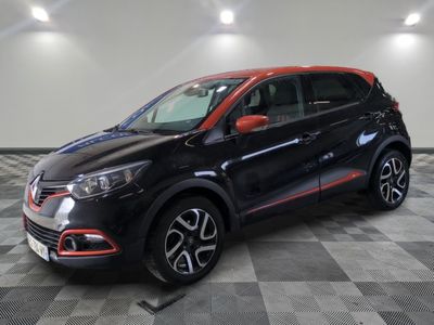 une voiture noire et rouge garée sur un sol à damier