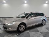 la photo d'une voiture argentée garée dans une salle d'exposition