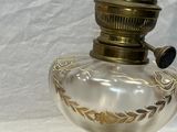 une lampe en verre posée sur une table