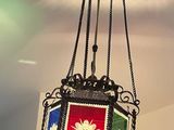 une lampe suspendue au plafond de la pièce