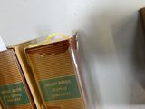 trois boîtes d'olives vertes sur une étagère