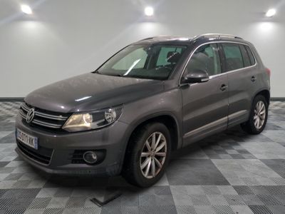 la volkswagen tiguan est garée sur le sol en damier d'un garage
