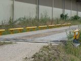une voiture garée sur le côté de la route