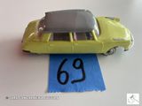 une petite voiture posée sur une feuille de papier