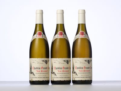 trois bouteilles de vin posées sur une table l'une à côté de l'autre