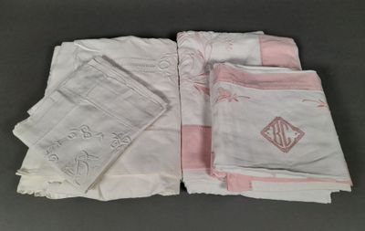 quatre serviettes blanches à bordures roses et ornées d'un monogramme