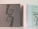 deux livres posés côte à côte sur une table