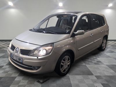 la photo d'une voiture garée dans un garage