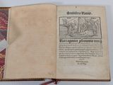un livre ouvert sur lequel figure l'image d'un bateau