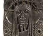 une image représentant une plaque métallique sur laquelle figure une tête de cheval