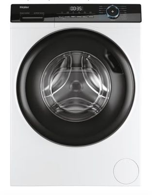 vue de face d'une machine à laver sur fond blanc