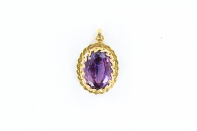 un pendentif en or et en améthyste orné d'une pierre violette
