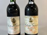 deux bouteilles de vin posées l'une à côté de l'autre sur une table