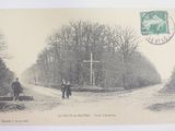 une carte postale sur laquelle figure une croix au milieu de la route