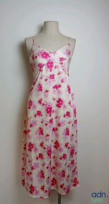 une robe rose et blanche sur un mannequin, un mannequin, un mannequin, un mannequin, un mannequin, un mannequin, un mannequin, un mannequin, un mannequin, un mannequin, un mannequin, un mannequin, un mannequin, un mannequin, un mannequin, un mannequin, un mannequin, un mannequin, un mannequin, un mannequin, un mannequin, un mannequin, un mannequin, un mannequin, un mannequin, un mannequin, un mannequin, un mannequin, un mannequin, un mannequin, un mannequin, un mannequin, un mannequin, un manne
