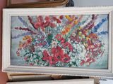 un tableau représentant des fleurs dans un vase posé sur une commode