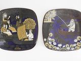 paire d'assiettes décoratives ornées de scènes asiatiques sur fond blanc