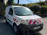 une camionnette blanche avec des bandes rouges et blanches garée dans un parking