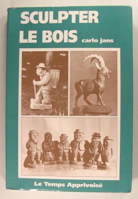 le livre est posé sur une surface blanche ornée d'images de statues