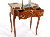 une petite table en bois sur laquelle se trouve un miroir