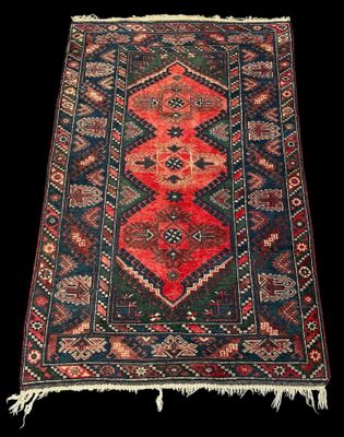 un tapis rouge et bleu orné d'un motif en forme de diamant